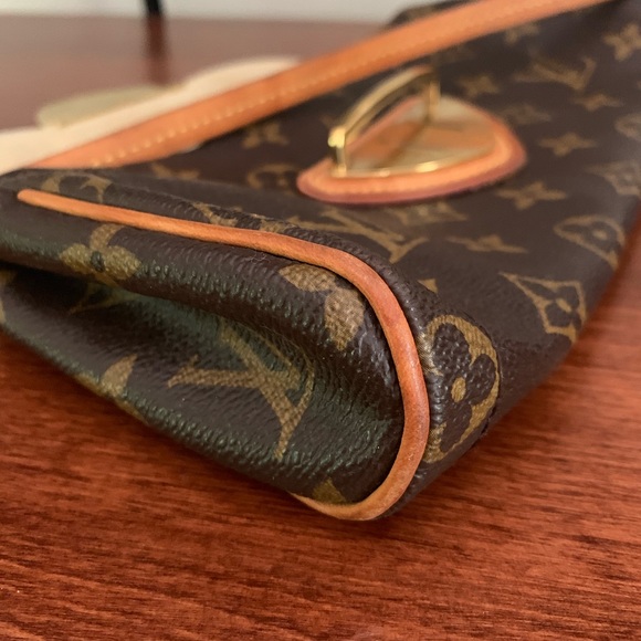 Louis Vuitton Beverly Clutch - Picture 7 of 8